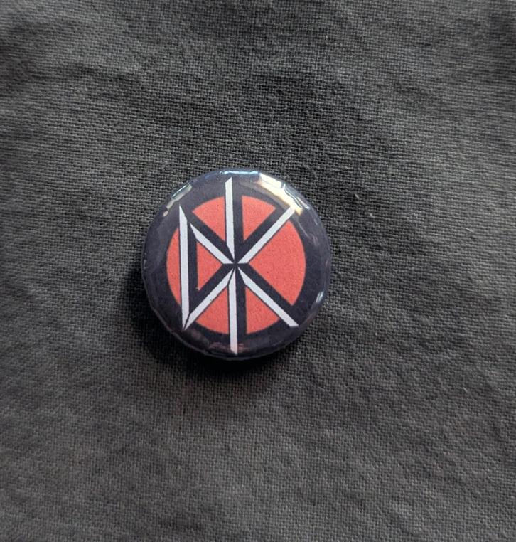 Dead Kennedys Band button – 25mm button / speld / pin, Verzamelen, Speldjes, Pins en Buttons, Nieuw, Button, Overige onderwerpen