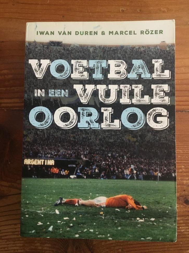 voetbalboek-Voetbal in een vuile oorlog, Boeken, Sportboeken, Zo goed als nieuw, Balsport, Ophalen of Verzenden
