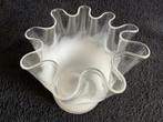 Witte glazen vaas met golvende rand zakdoekvaas, Wit, Ophalen of Verzenden, Minder dan 50 cm, Glas