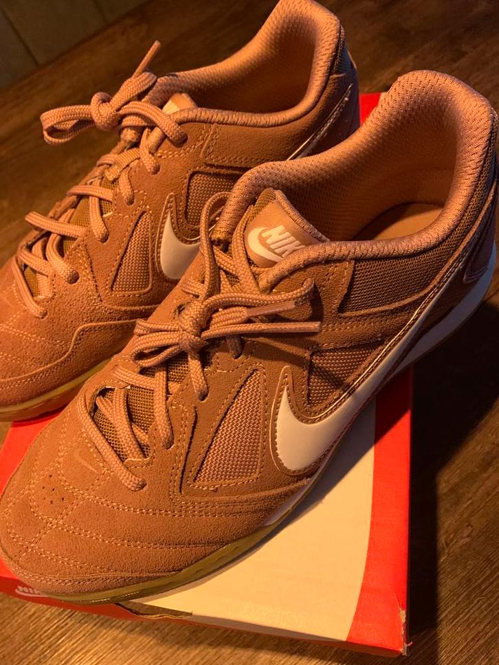 Nieuw in doos Nike Gato desert dust maat 8,5/42, Kleding | Heren, Schoenen, Zo goed als nieuw, Sneakers of Gympen, Overige kleuren