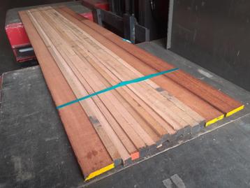 Partij 15 stuks Meranti latten ruw 24x105x3350 en 32x32mm beschikbaar voor biedingen