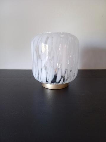 Tafel lamp beschikbaar voor biedingen