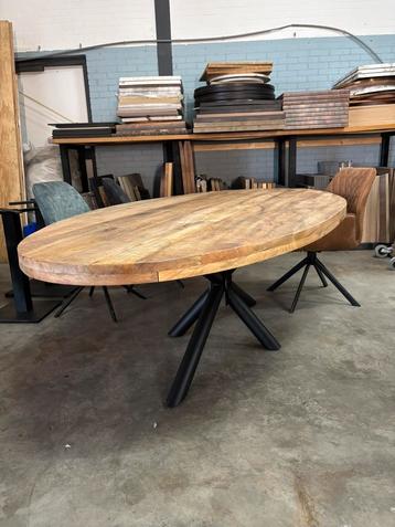 Ovale eettafel 240 cm beschikbaar voor biedingen