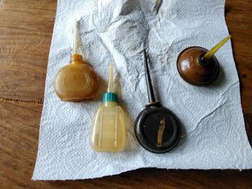  Oude kleine  olie spuitjes  beschikbaar voor biedingen