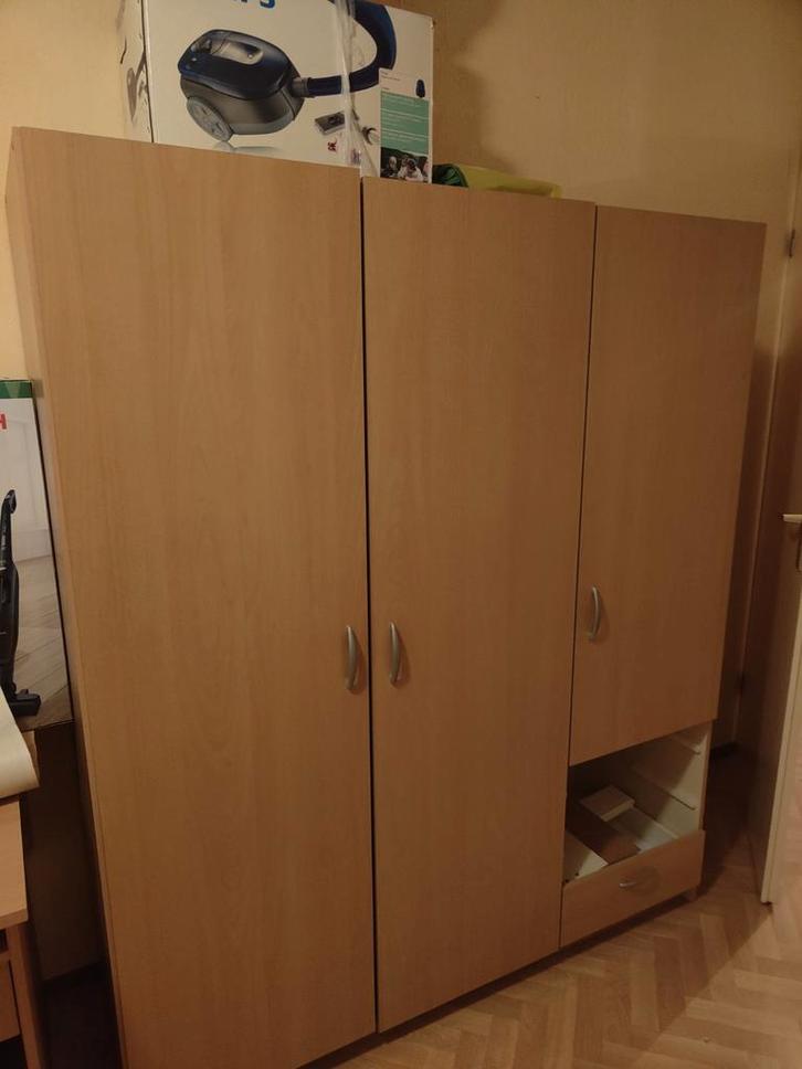 Gratis 3-deurs kledingkast, Huis en Inrichting, Kasten | Kledingkasten, Gebruikt, 200 cm of meer, 150 tot 200 cm, 50 tot 75 cm
