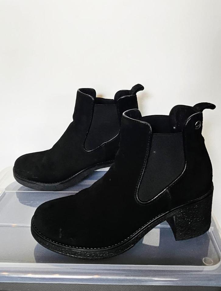 Zwarte Suède Chelsea Boots / Enkellaarsjes Mt 38, Kleding | Dames, Schoenen, Zo goed als nieuw, Lage of Enkellaarzen, Zwart, Verzenden