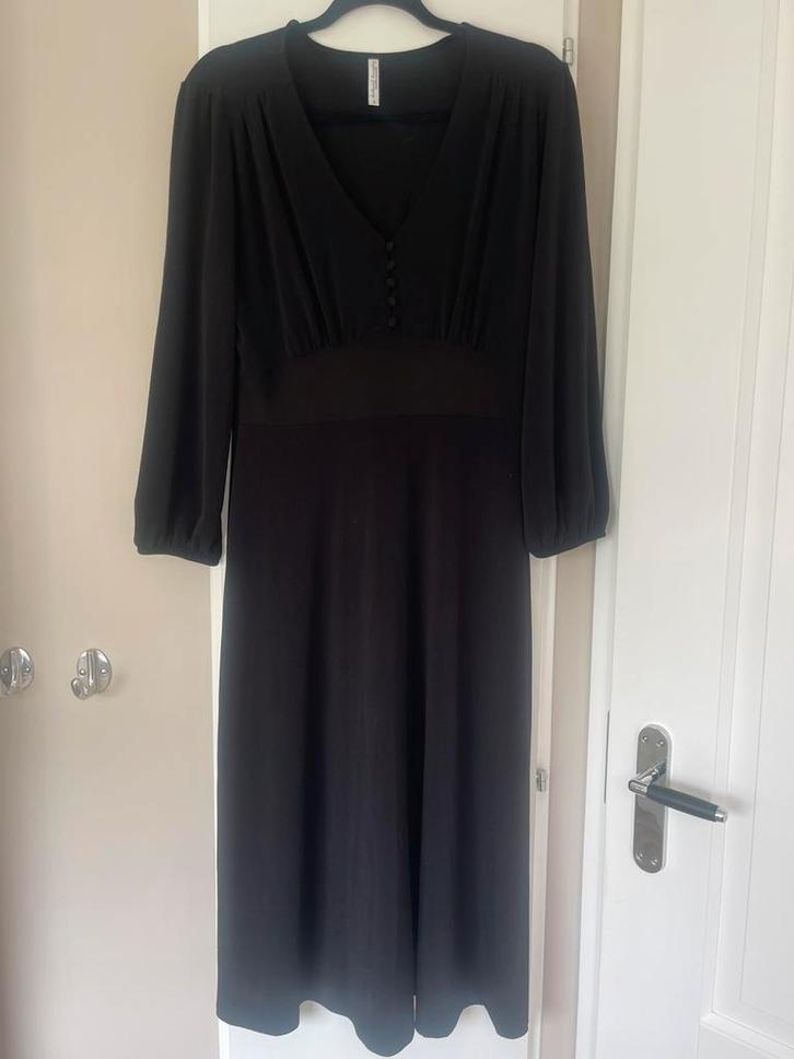 Summum prachtige zwarte stretch jurk maat M, Kleding | Dames, Jurken, Zo goed als nieuw, Maat 38/40 (M), Zwart, Onder de knie