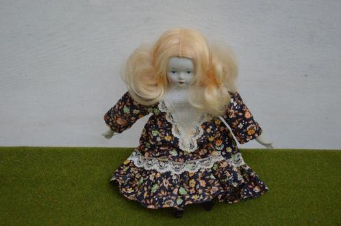 Vintage porseleinen popje uit jaren 70, stoffen lijfje 20 cm, Verzamelen, Poppen, Gebruikt, Pop, Ophalen of Verzenden