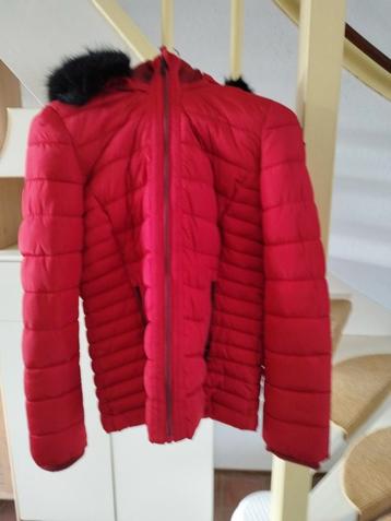 Rode winterjas met bontkraag - Maat M beschikbaar voor biedingen