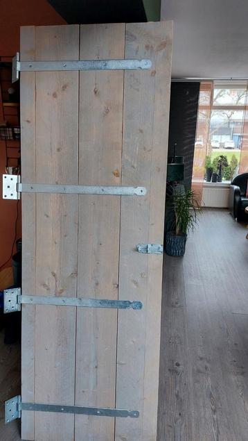 4 Steigerhouten deuren met kruishengen en schuifsloten beschikbaar voor biedingen
