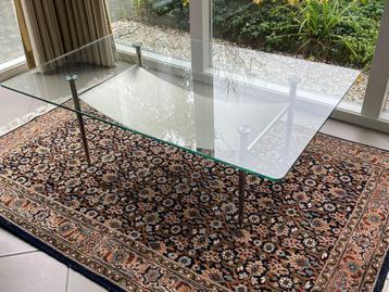 Moderne glazen salontafel beschikbaar voor biedingen
