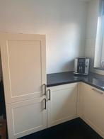 Keuken, gebroken witte kastjes en zwart aanrechtblad, Huis en Inrichting, Keuken | Complete keukens, Ophalen, Gebruikt, U-keuken