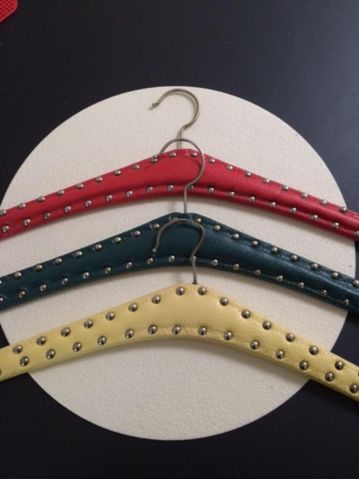 8 kledinghangers VINTAGE skai met studs €14,00 of €2,00p.st., Kleding | Dames, Kledinghangers, Gebruikt, Hout, Volwassenen, Ophalen of Verzenden