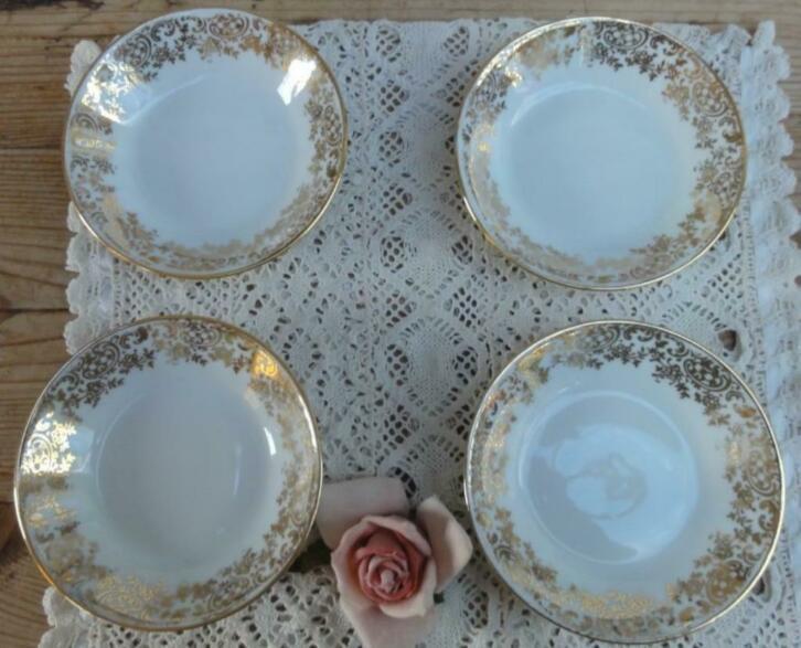 4 Franse lage porseleinen schaaltjes, goud kleurige sierrand, Huis en Inrichting, Keuken | Servies, Zo goed als nieuw, Kom(men)