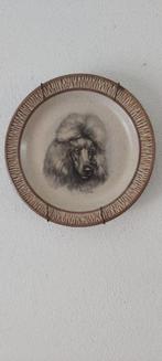 1 retro vintage wandbord poedel derick bown ongeveer 18 cm, Ophalen of Verzenden, Gebruikt, Hond of Kat, Beeldje of Figuurtje