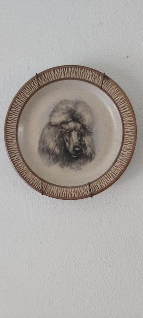 1 retro vintage wandbord poedel derick bown ongeveer 18 cm, Verzamelen, Dierenverzamelingen, Gebruikt, Beeldje of Figuurtje, Hond of Kat