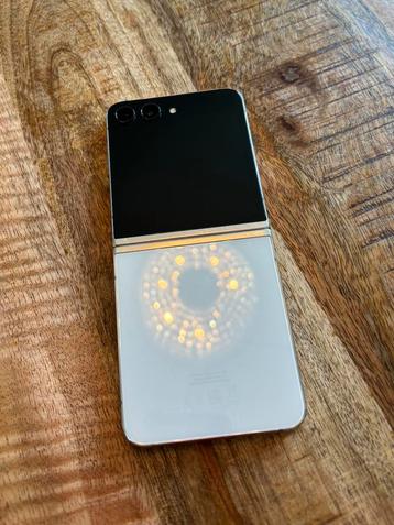 Samsung Galaxy Z Flip5 Cream/Beige 256 GB – werkt perfect beschikbaar voor biedingen