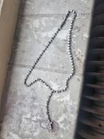 Zilverkleurige ketting met pareltjes en kruis, Overige materialen, Gebruikt, Met strass, Ophalen of Verzenden