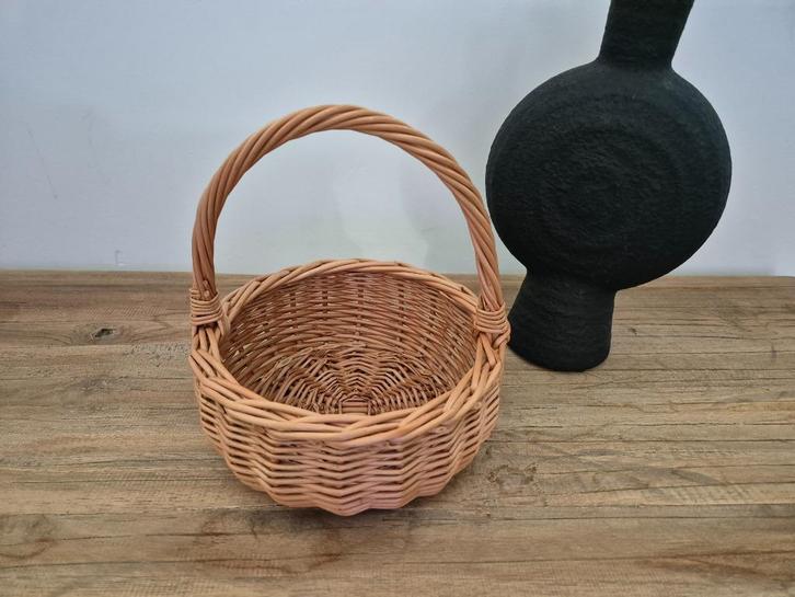 Klein rieten mandje, Huis en Inrichting, Woonaccessoires | Schalen en Manden, Zo goed als nieuw, Mand, Rond, Riet, Ophalen of Verzenden