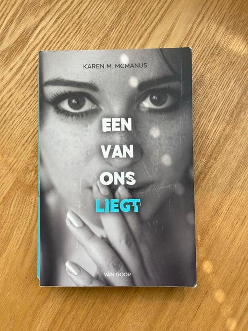 Een van ons liegt - Karen M. McManus, Boeken, Thrillers, Gelezen, Nederland, Ophalen of Verzenden