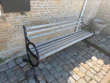 Authentiek gietijzeren tuinbankje met houten balkjes beschikbaar voor biedingen