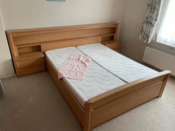 Tweepersoons bed incl. spiraalbodems, ombouw en kastjes