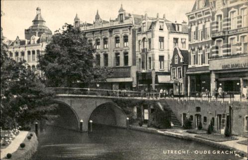 Utrecht Oude Gracht  bij Bakkerbrug, Verzamelen, Ansichtkaarten | Nederland, Ongelopen, Utrecht, 1940 tot 1960, Verzenden