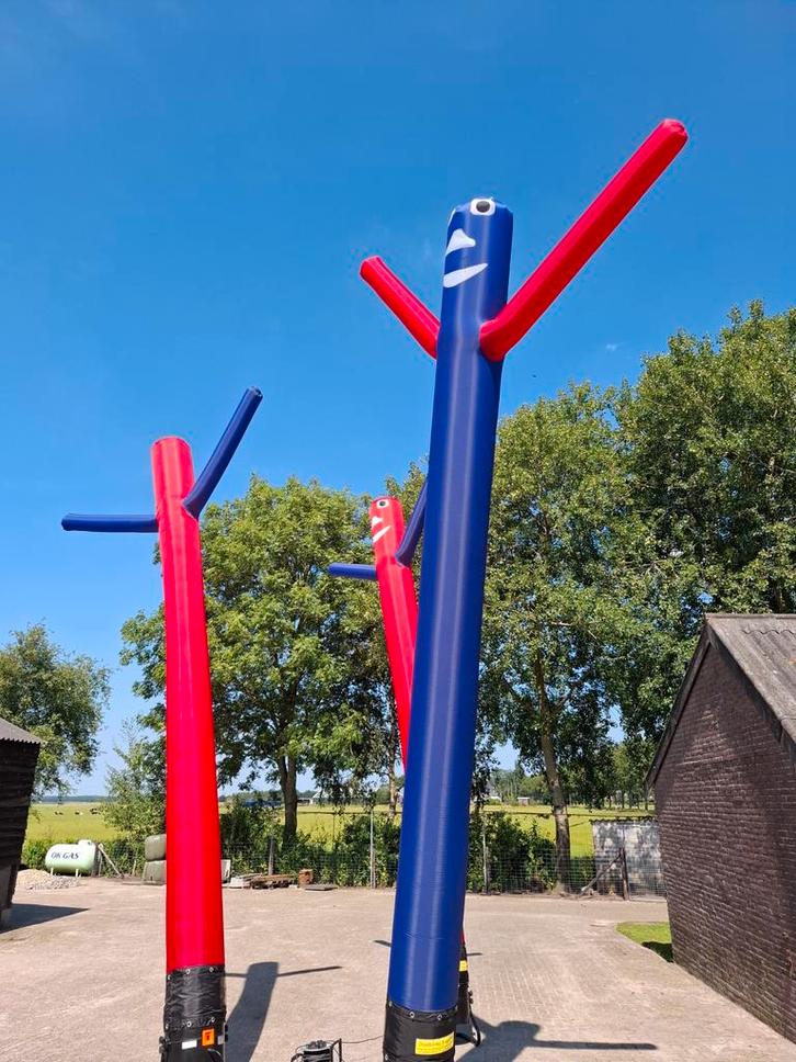 Twee Sky Dancers met blowers, Hobby en Vrije tijd, Feestartikelen, Ophalen