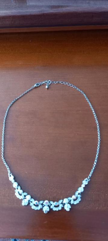 Zilverkleurige ketting met strass beschikbaar voor biedingen