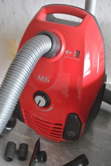 Stofzuiger AEG 700 watt Vx6 x force classic, als nieuw beschikbaar voor biedingen