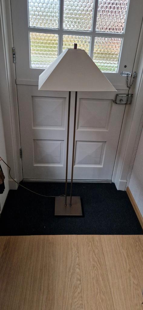 Elegante Staande Schemerlamp, Huis en Inrichting, Lampen | Vloerlampen, Gebruikt, 100 tot 150 cm, Metaal, Stof, Ophalen