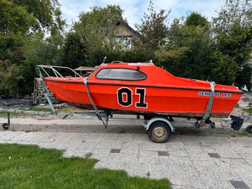 Kajuitboot trailer en motor beschikbaar voor biedingen