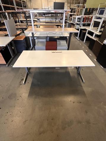 Bureau met slinger, stopcontact en kabelgoot 180x80 cm, 71st beschikbaar voor biedingen