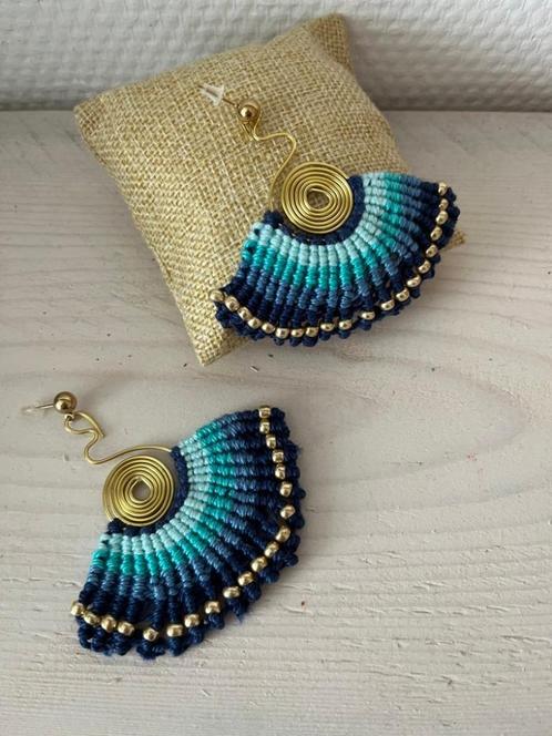 oorbellen macrame blauw goud waaier, Sieraden, Tassen en Uiterlijk, Oorbellen, Nieuw, Knopjes of Stekers, Goud, Blauw, Ophalen of Verzenden