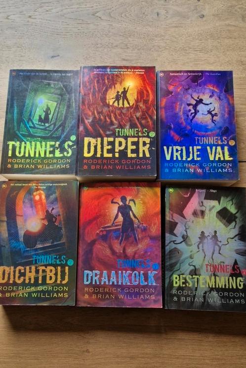Tunnels reeks roderick gordon, Boeken, Fantasy, Gelezen, Ophalen of Verzenden