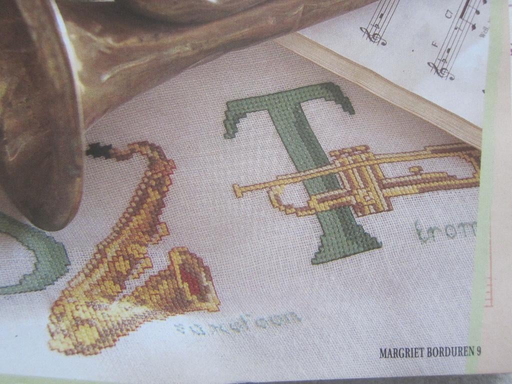 borduurpatroon ABC muziekinstrumenten parfum antiek Gotisch, Ophalen of Verzenden, Zo goed als nieuw, Handborduren, Patroon