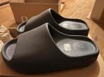 Yeezy Slide Slate Marine (Maat 43, US 9) Nieuw, Ophalen of Verzenden, Nieuw, Overige kleuren