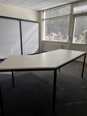 bureau- Hoekbureau ca 160x125 cm  hoek beschikbaar voor biedingen