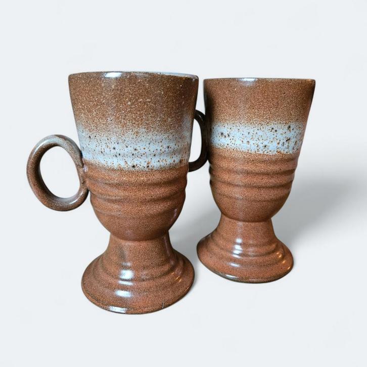 Set van 2 vintage aardewerk bekers – jaren '70, Huis en Inrichting, Keuken | Servies, Gebruikt, Kop(pen) en/of Schotel(s), Overige stijlen