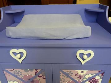 Een unieke vintage  commode met bijpassemd ledikamtje beschikbaar voor biedingen