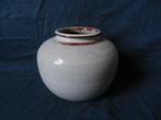 Bolvormig vaasje wit geglazuurd Mobach Utrecht 038 h 8,7 cm, Antiek en Kunst, Ophalen of Verzenden