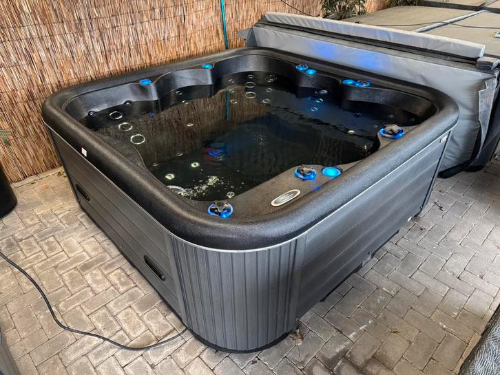 Jacuzzi gebruikt Passion Spa Corsica Black 232x232cm, Tuin en Terras, Bubbelbaden en Hottubs, Zo goed als nieuw, Vast, Trap, Ophalen of Verzenden