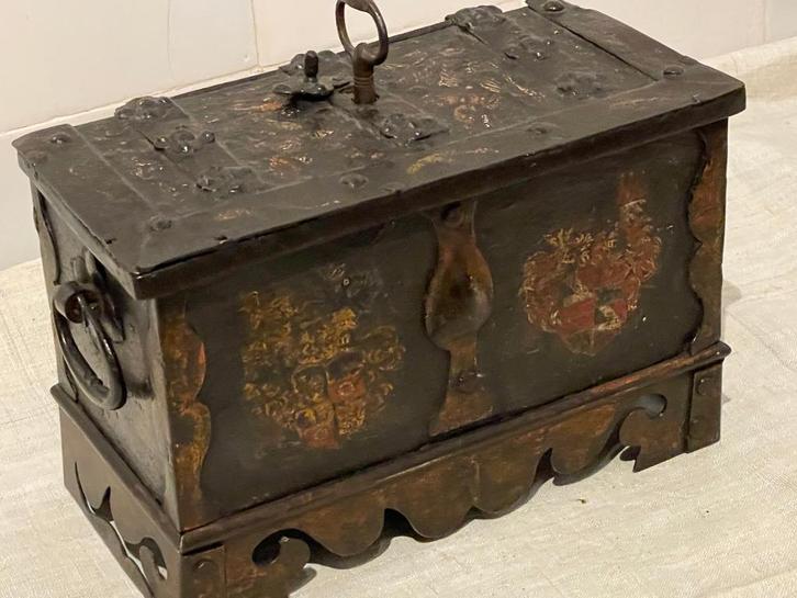 16e / 17e eeuw Neurenberg kistje ijzer familiewapen, Antiek en Kunst, Antiek | Overige Antiek, Ophalen of Verzenden