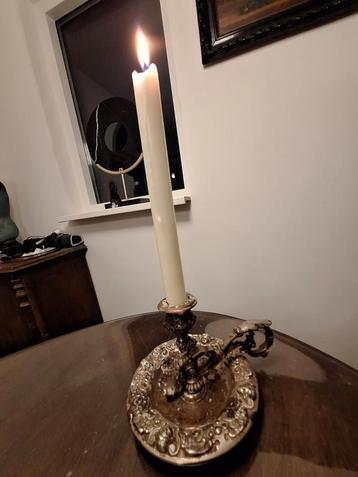 Antieke kaarsenkandelaar beschikbaar voor biedingen