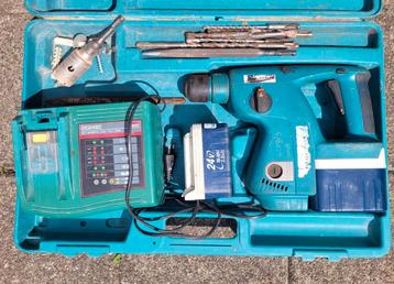 Makita klopboormachine met oplader en accu beschikbaar voor biedingen