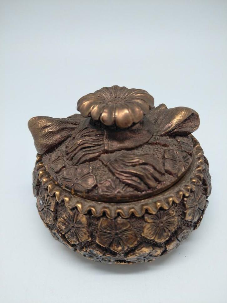Fijn koperen sieradendoosje met bloemmotief, Antiek en Kunst, Antiek | Woonaccessoires, Ophalen of Verzenden
