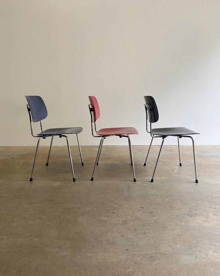 Ahrend FKS Revolt Stoel Door Friso Kramer 10 zwart / 2 rood, Huis en Inrichting, Stoelen, Gebruikt, Vijf, Zes of meer stoelen