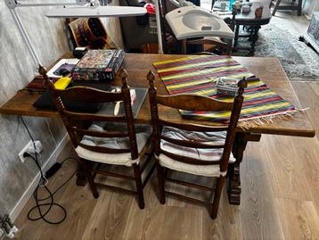 Antieke Eiken Tafel met 4 Stoelen beschikbaar voor biedingen