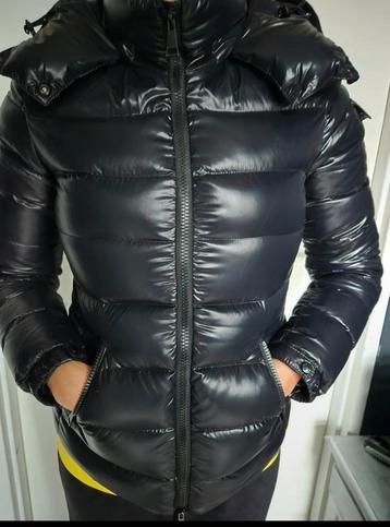 Moncler dames winterjas beschikbaar voor biedingen