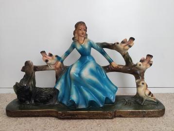 Art Deco beeld vrouw met vogels beschikbaar voor biedingen